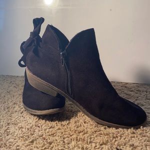 Black boots with bow in the back